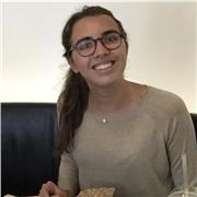 Étudiante d'école de commerce donnant des cours de mathématiques